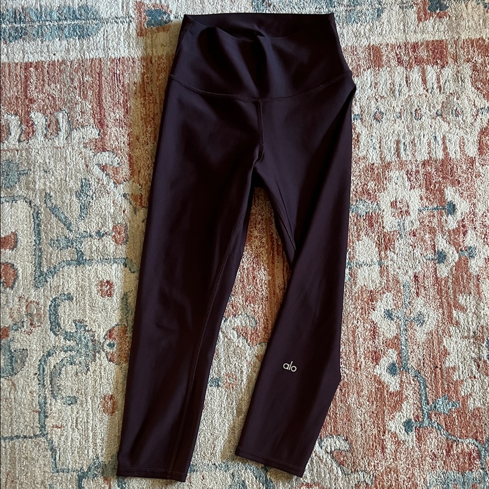 ALO Yoga Capri Leggings in Oxblood Size S